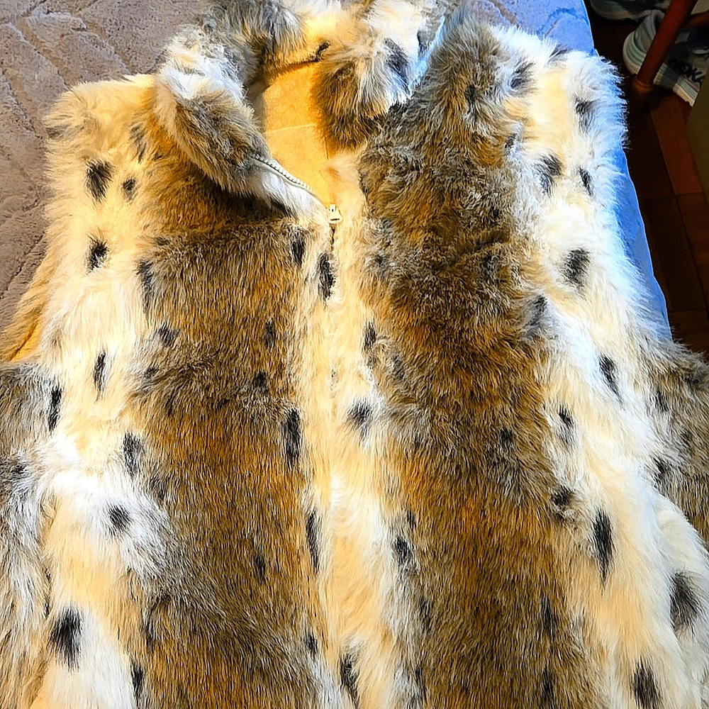 Faux Fur Reversible Zip Up Vest With Side Pockets.  Sz LG.   BEAUTIFUL SNOW LYNX